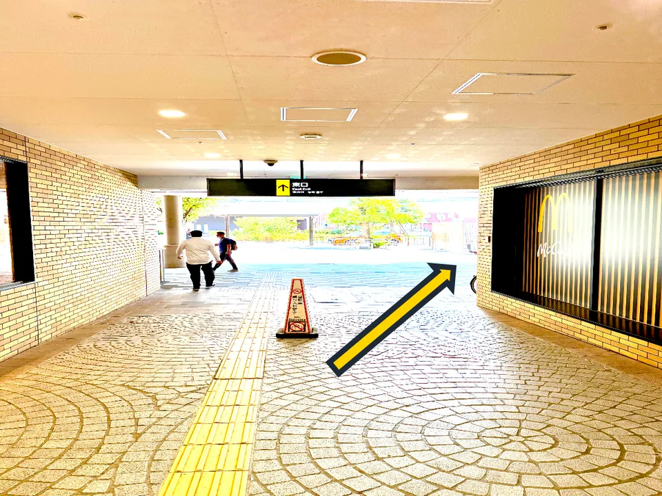 西鉄久留米駅構内で東口方面を示す黄色い矢印