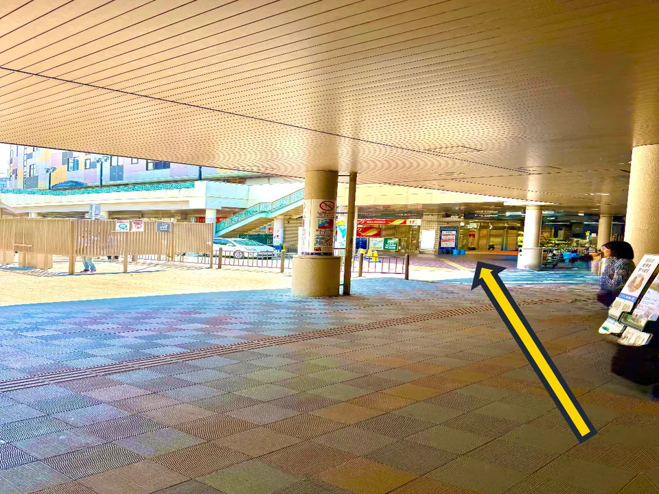 西鉄久留米駅東口前の屋根付き通路を直進する黄色い矢印